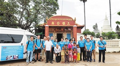 10月13日,,海南醫(yī)療隊部分工作人員專程拜謁位于磅湛市郊的三保公廟,,與當地百姓親切交流,。(海南日報記者