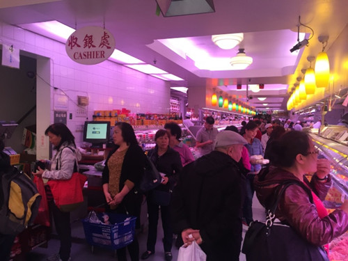 人潮擁擠的商店,、飯館,是慣竊最常作案的地方,。(美國《世界日報》/高夢梓