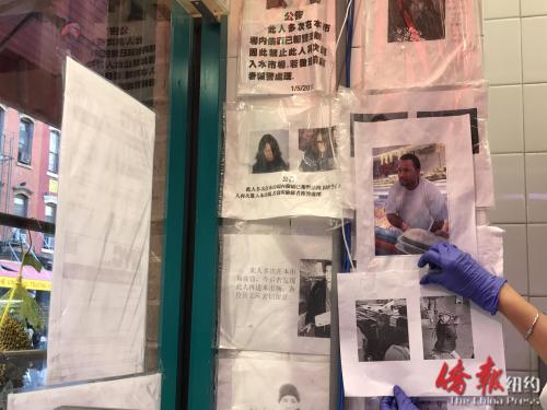 案發(fā)超市店員指出屢次于店內(nèi)犯案的竊賊,。(美國(guó)《僑報(bào)》/陳辰