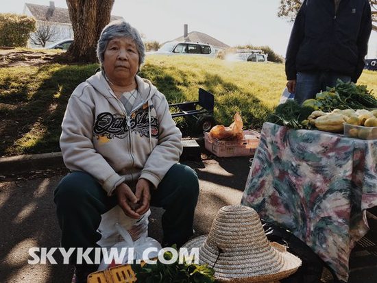 沈順芳老人對自己無辜蒙冤的事非常氣憤,并表示“要拍正面”(新西蘭天維網(wǎng)圖片)
