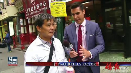 美國記者采訪不會英文的華裔耆老,,并放大他們不會回答問題的尷尬時刻,。(美國僑報網
