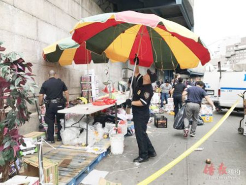 警方在現(xiàn)場(chǎng)查處非法經(jīng)營(yíng)蔬果攤。(美國(guó)《僑報(bào)》/楊柳依