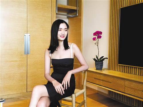 馮琦雯在家鄉(xiāng)接受采訪,。