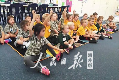 圖為吉娜(第一排左一)積極參與當?shù)氐恼n堂討論,。