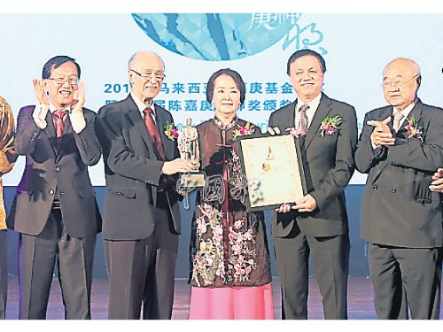 陳嘉庚精神獎由已故丹斯里郭鶴堯獲得,,由幼女郭少容(中)代為領(lǐng)獎,。(馬來西亞《中國報》)