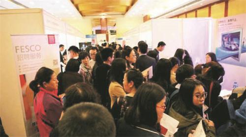如何為留學(xué)增加含金量,,讓自己在求職大軍中脫穎而出,成了令海歸深思的問題,。(美國(guó)《僑報(bào)》圖片)
