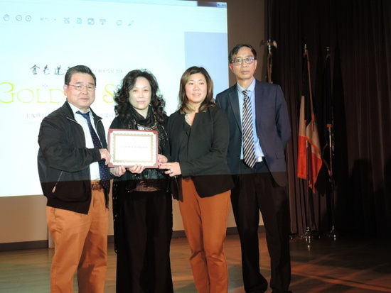孟昭文(右二)、顧雅明(左一)感謝生鍵紅(左二)的深入研究以及揭開(kāi)這段幾乎被遺忘的歷史,右一為拉盛圖書(shū)館副館長(zhǎng)邱辛?xí)?。(美?guó)《世界日?qǐng)?bào)》/朱蕾