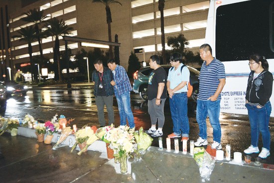 日前,,美國(guó)華人導(dǎo)游季富力拉斯維加斯遇害,同業(yè)和路人擺滿(mǎn)鮮花,,燃點(diǎn)蠟燭紀(jì)念季富力,。(美國(guó)《世界日?qǐng)?bào)》/馮鳴臺(tái)