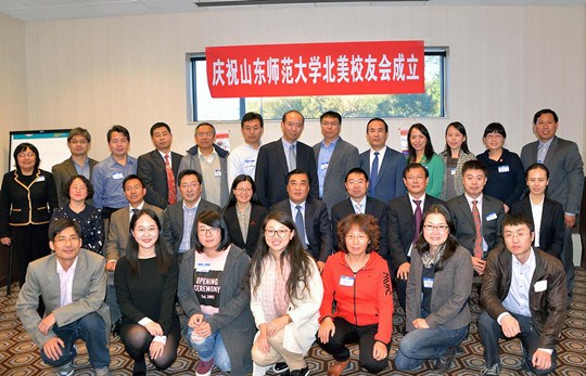 當(dāng)?shù)貢r(shí)間10月22日下午,山東師范大學(xué)第一個(gè)海外校友會(huì)--北美校友會(huì)在芝加哥正式成立。圖為副校長(zhǎng)王煥斌(中間)等與校友會(huì)的會(huì)長(zhǎng)和理事們合影,。(張大衛(wèi)攝)