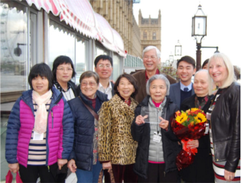 杜金蘭(前排右起第三位)手捧獎杯(英中網(wǎng))