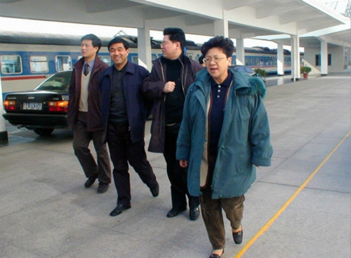 楊秀珠(右一)放棄政庇申請(qǐng)獲法官批準(zhǔn),,隨時(shí)可能回中國(guó),。(美國(guó)《世界日?qǐng)?bào)》資料圖)