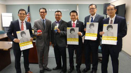 周本立等多位華裔民選官在記者會(huì)上合影,。(美國(guó)《僑報(bào)》/高睿