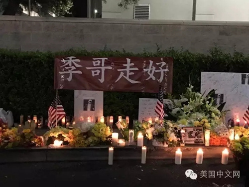 圖為季富力遇害地點人們前來祭奠擺放的蠟燭和鮮花。(美國中文網(wǎng)/美中旅游協(xié)會供圖)