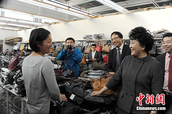 當?shù)貢r間10月29日,,中國國務院僑務辦公室主任裘援平一行在德國法蘭克福慰問僑胞。當天上午,,裘援平一行前往法蘭克福市郊德賴艾希的“中國貿易中心”,,走訪慰問了這里的多位僑商。圖為裘援平與一位經(jīng)營皮具的僑商親切交談,。