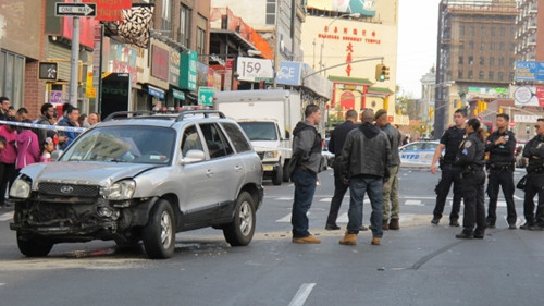 一輛私家車與警車相撞后,車頭損毀,。(美國(guó)《世界日?qǐng)?bào)》/高夢(mèng)梓