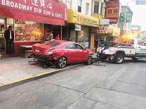 案發(fā)現(xiàn)場(chǎng),,肇事車輛被拖離現(xiàn)場(chǎng),。(美國(guó)《星島日?qǐng)?bào)》/讀者供圖)