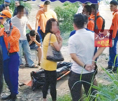 親屬們確認死者身份后,,神情哀傷,。(馬來西亞《光華日報》)