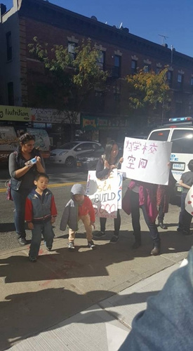 華裔家長攜同子女在紐約布魯克林日落公園示威,,向當(dāng)局爭取興建更多學(xué)校。(美國《世界日報》/讀者供圖)