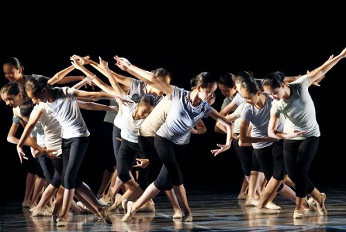 中國學(xué)生在英國國家館日活動上表演舞蹈,。(新華社發(fā))