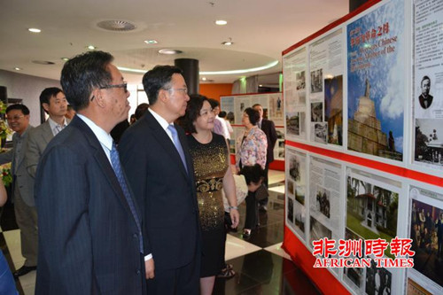 田學軍大使與僑領(lǐng)一同觀看圖片展,。(《非洲時報》)