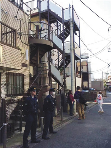 11月5日下午,,警察守在東京中野區(qū)江歌住所門口。受訪者供圖