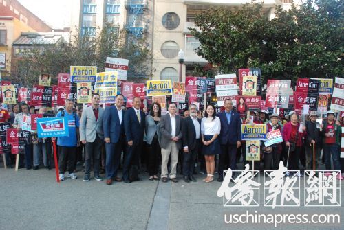 參加競選造勢記者會的公職候選人,,與支持者們合影,,并感謝支持者們的宣傳和鼓勵。(美國《僑報》/吳卓明