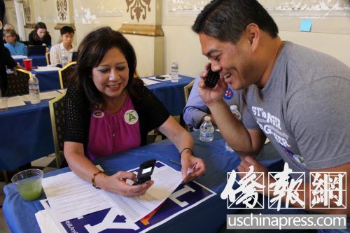 卜君毅(右)和索麗絲一起在競(jìng)選辦公室打電話催票,。(美國《僑報(bào)》/高睿