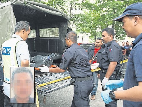 警方將死者劉國慶尸體送往醫(yī)院剖驗。(馬來西亞《中國報》)