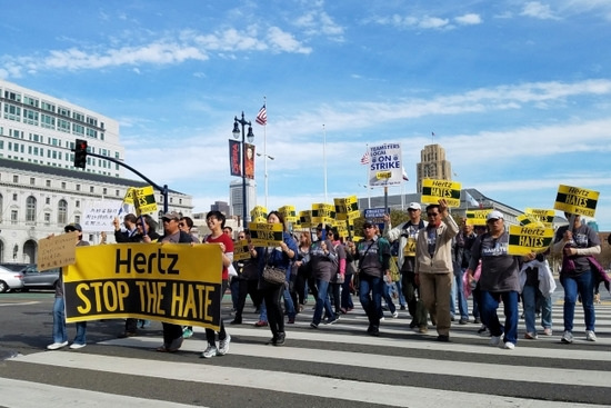 Hertz員工走上街頭,,抗議不公正待遇,。(美國(guó)《世界日?qǐng)?bào)》/王湛