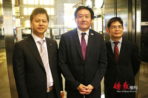 邱猛龍(中)和兩位合作搭檔劉錫樞(左)及樓新躍在特朗普大廈內(nèi)接受采訪。(美國《僑報(bào)》/管黎明