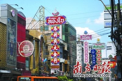 曼谷最著名的唐人街——耀華力路,,中國(guó)店鋪招牌密密麻麻。