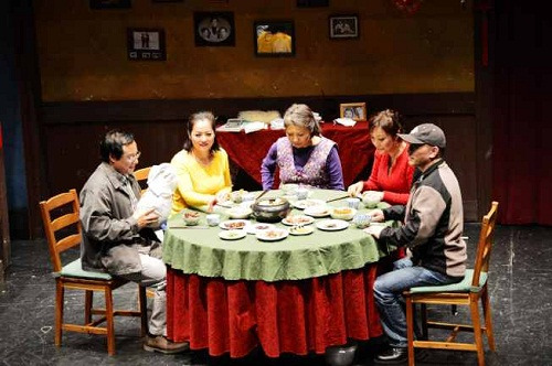 芝加哥東方藝術(shù)團(tuán)公演《守歲》,,描述了關(guān)于一位失憶老人愛(ài)的故事。(美國(guó)《世界日?qǐng)?bào)》/董宇