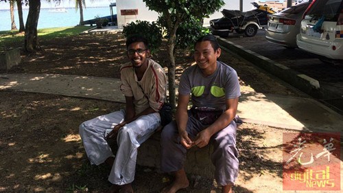 兩名見義勇為的青年,,成功把跳海的華裔男子救起,。(馬來西亞《光華日報(bào)》)