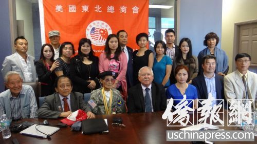 陳德福(前左二),、陳科志(前左三),、愛德華兒子,、東北總商會會長路霞(前右三)以及商會部分代表在一起合影,。(美國《僑報》/高睿