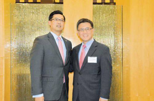 加州財(cái)長江俊輝與APCPAA主席尤信硯合影,。(美國《僑報(bào)》/聶達(dá)