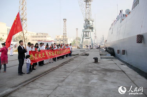 在卡拉奇港碼頭參與歡迎邯鄲艦的中方民眾(人民網(wǎng)記者