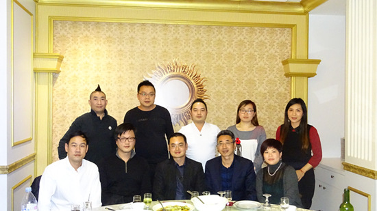 林亞松律師(前左2)與協(xié)會成員在一起,。(法國《歐洲時報》/孔帆