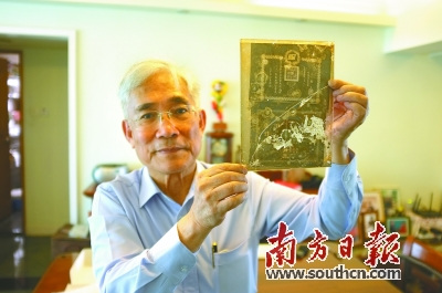 中山籍愛國華僑,、同盟會(huì)會(huì)員陳秉心的外孫李業(yè)飛向記者展示他珍藏的玻璃底片,。(南方日報(bào)記者