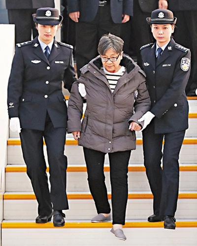 11月16日,,楊秀珠在兩名女警的攙扶下走下飛機(jī)舷梯