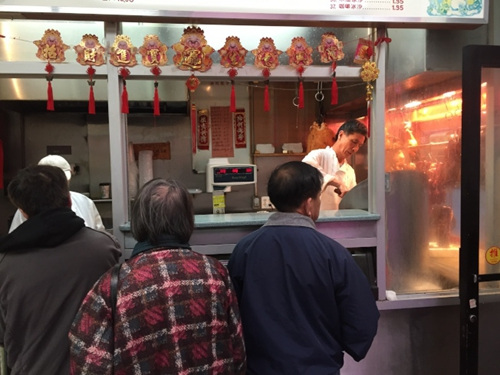 經(jīng)濟(jì)天氣均回暖,,華埠燒臘店火雞預(yù)售生意好,。(美國《世界日報》/高夢梓