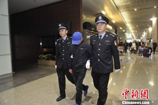 犯罪嫌疑人單某被長沙警方勸返回國,。(長警