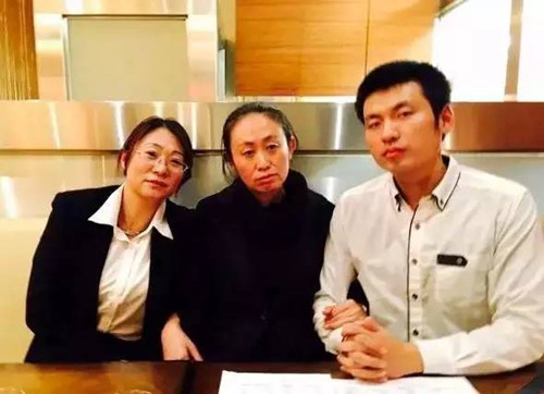 中國僑網(wǎng)俊龍(右)和上西,向江歌媽媽(中)轉(zhuǎn)交捐款,。(在日華人圈提供)