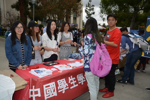 巴沙迪那學院中國學生會擺設攤位,,為大批新來的中國同學咨詢服務,。(美國《世界日報》/丁曙