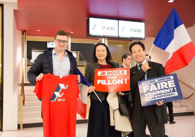 圖為在法華人田玲(中),、郭義(右)在共和黨競(jìng)選人弗郎索瓦·菲永競(jìng)選會(huì)上,。
