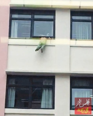 護(hù)士及醫(yī)務(wù)人員奮力救援試圖躍樓輕生的病患,。(馬來(lái)西亞《光華日?qǐng)?bào)》)