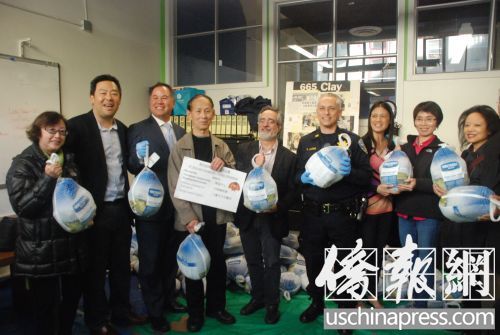 多位政府民選官員和社區(qū)服務(wù)機(jī)構(gòu)代表,,參加火雞派發(fā)活動(dòng),共同祝華裔居民感恩節(jié)快樂,。(美國《僑報(bào)》/吳卓明