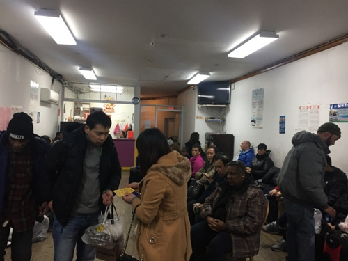 大批民眾趁感恩節(jié)坐長巴出行,。(美國《世界日報》/高夢梓
