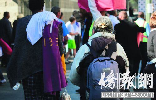 自稱劉安妮的華裔流浪女的背影。(美國《僑報》/邱晨