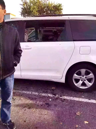 華人代購(gòu)業(yè)者的車窗被砸,車內(nèi)上萬(wàn)元的Coach包失竊,。(Andrea提供)