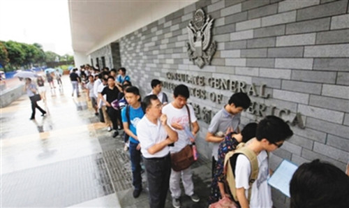 華人在美國移民局前排隊,。
